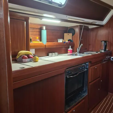 Botel Yacht 38 *