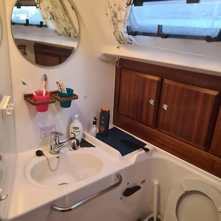 Botel Yacht 38